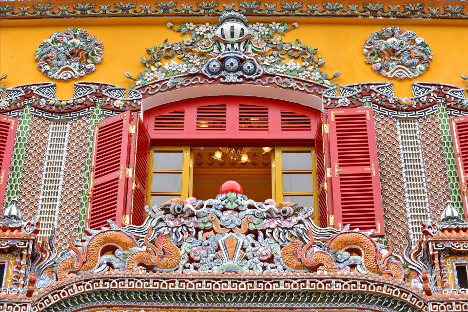 欧式拱形门框与顺化宫廷陶瓷马赛克艺术相得益彰。图自越通社/越南画报