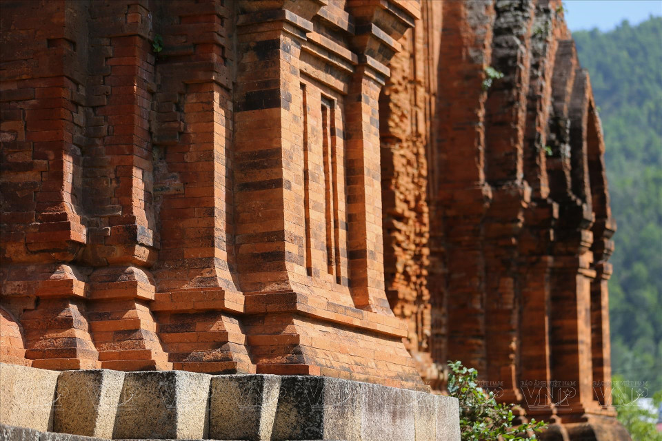 用独特的粘合剂将烧制砖紧紧地排列在一起，这成为占婆族建筑中的独有技术。图自越通社/越南画报