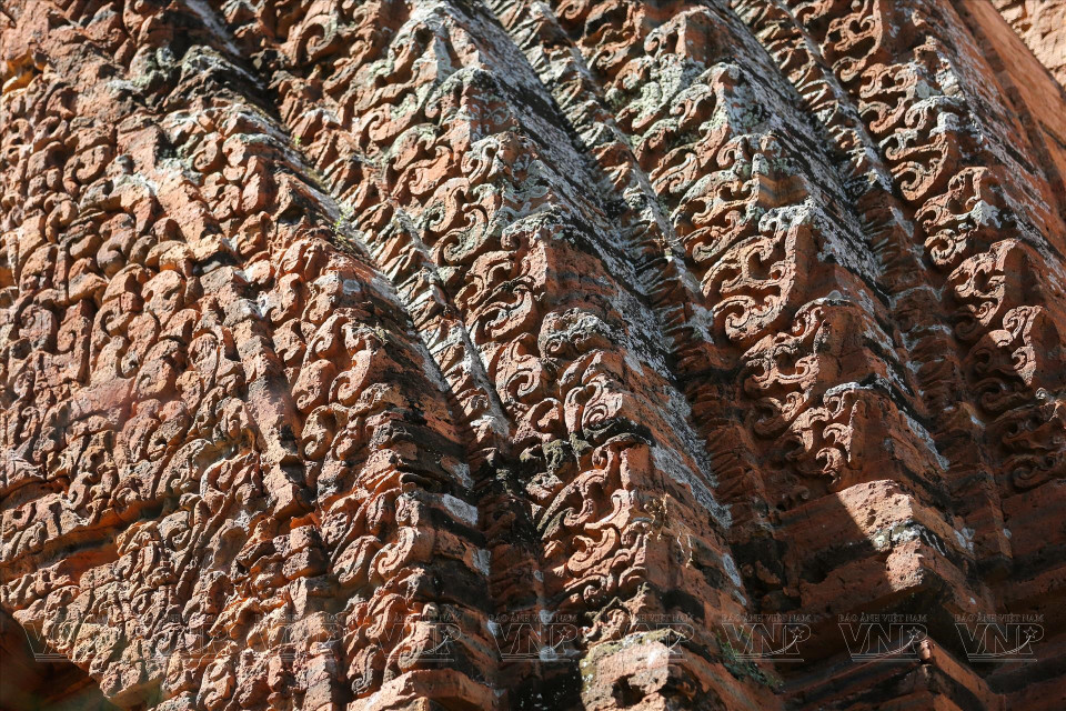 堆塔屋顶上的花纹精致优美。图自越通社/越南画报