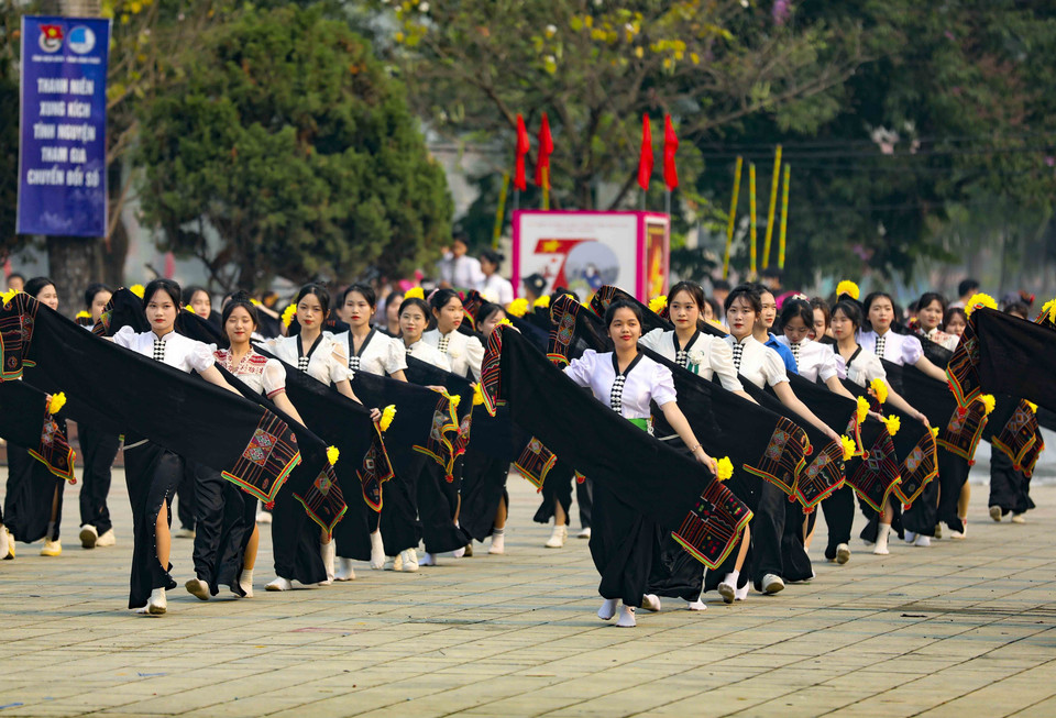 在5.7广场举行民间舞和街舞表演。图自 越通社