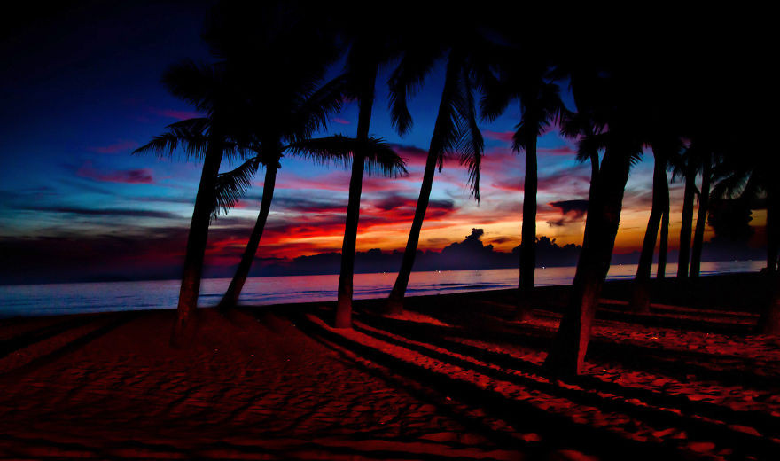 日落时的广南省大门海滩。