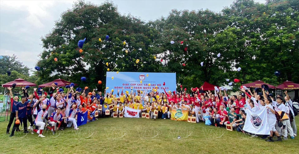 越南首次派出由20名运动员组成的国家棒球队参加2011年在印度尼西亚举行的第二十六届东南亚运动会。图自越南画报