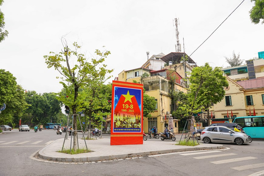 奠边府街道装饰耀眼的红色庆贺标语。图自Vietnam+