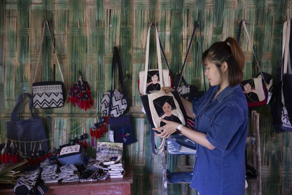 前瑶族同胞土锦面料颇受游客的喜爱。图自 越通社