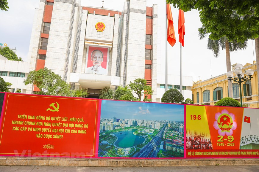 河内市人民议会、人民委员会总部装饰庆祝标语。图自Vietnam+