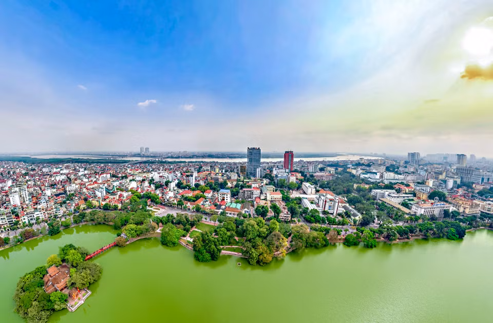 从还剑湖地区到红河地区的首都河内全景。图自 新闻报