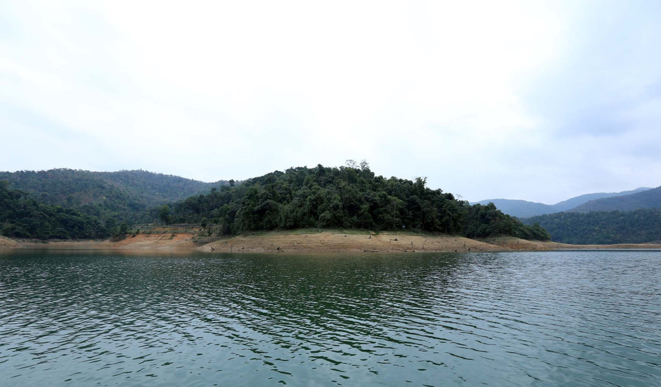 坡坤湾附近地区挺立着拥有丰富植被的多个岛屿，勾勒出宁静美丽的风景线。图自 越通社