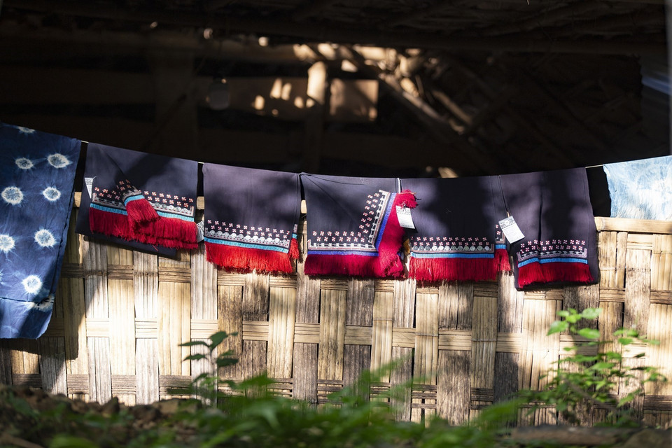 晒干后的土锦面料。图自 越通社