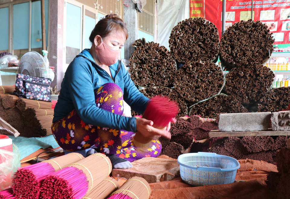 茶棚桂香有限公司员工正在进行桂香生产。图自 越通社