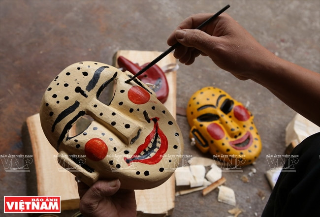 村里木工杜文豪制作面具，为春谱戏服务。越南画报记者 陈功达 摄