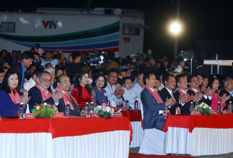 阮春福和出席首届越南织锦文化节的代表们。图自越通社