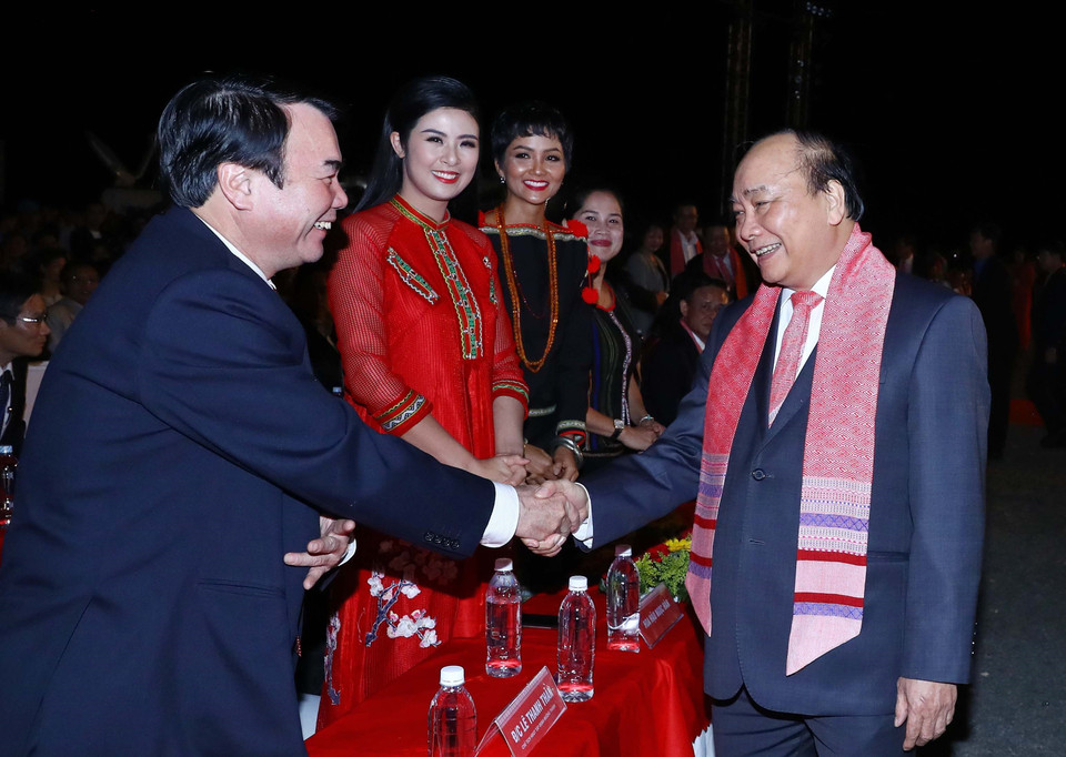 政府总理阮春福和代表们。图自越通社