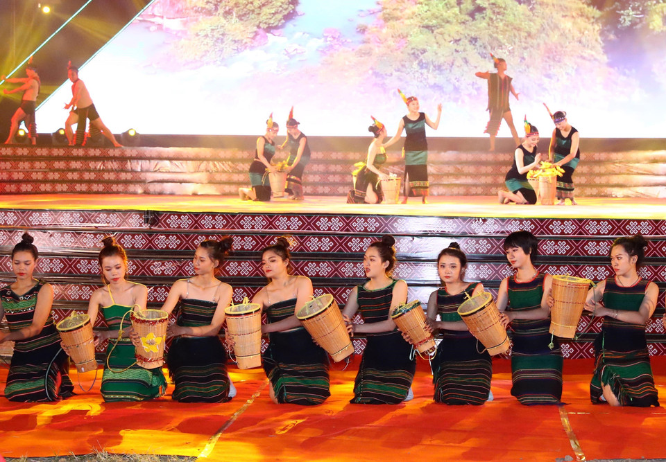 首届越南织锦文化节开幕式上的文艺演出。图自越通社
