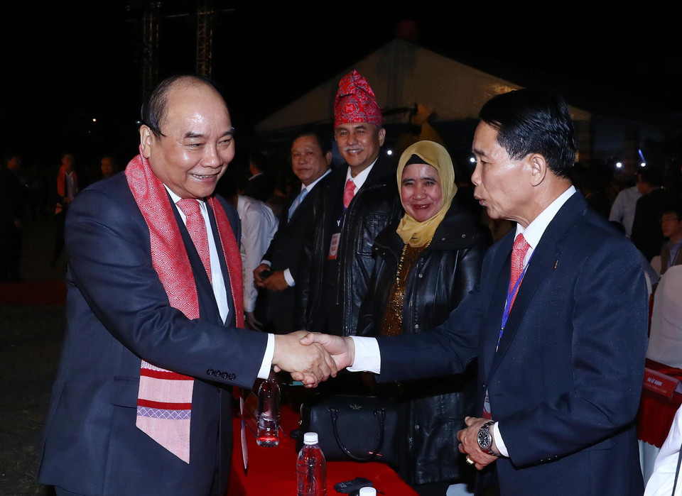 阮春福和各位代表。图自越通社