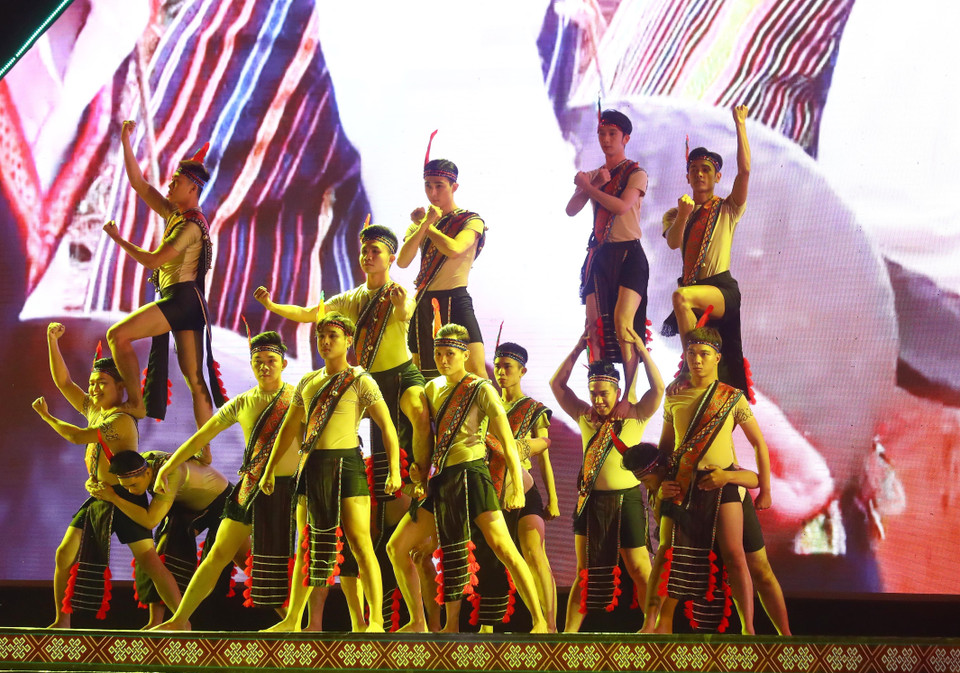 首届越南织锦文化节开幕式上的文艺演出。图自越通社