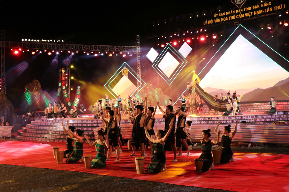 首届越南织锦文化节开幕式上的文艺演出。图自越通社