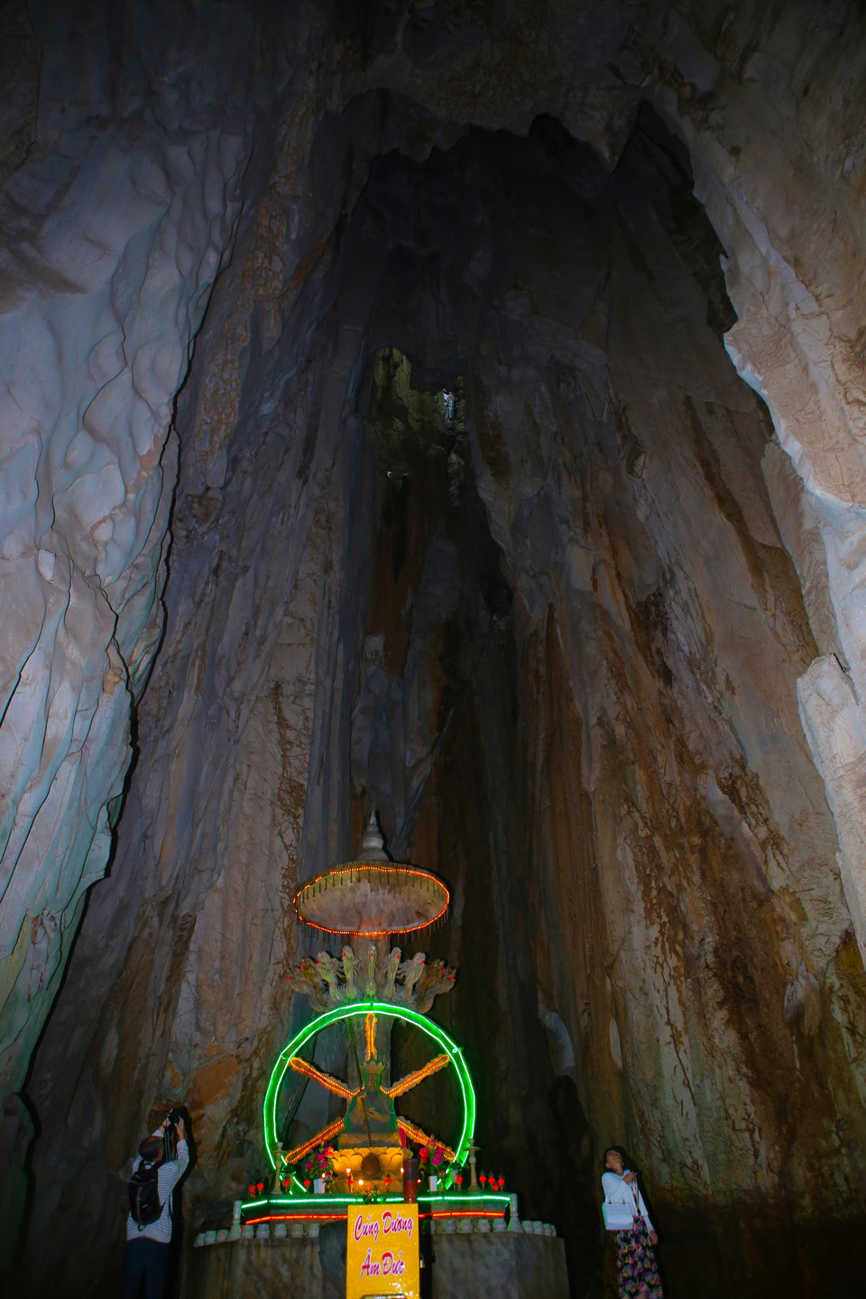 岘港市五行山名胜群山里的一个洞穴。越通社记者 陈黎林 摄