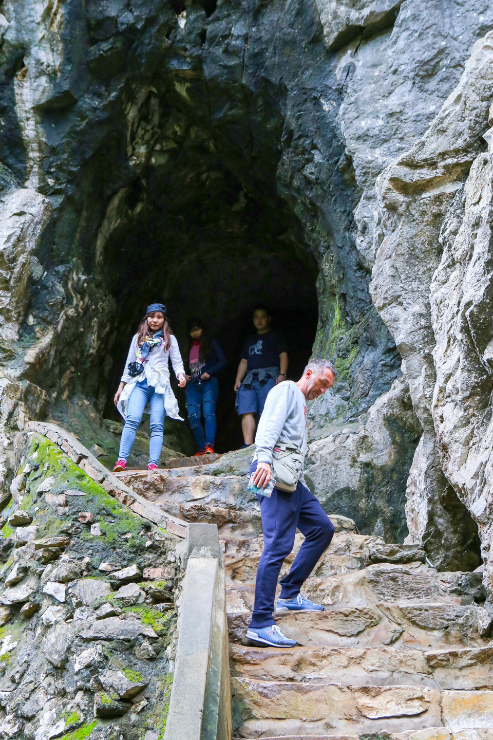 游客们参观五行山名胜群的洞穴。越通社记者 陈黎林 摄