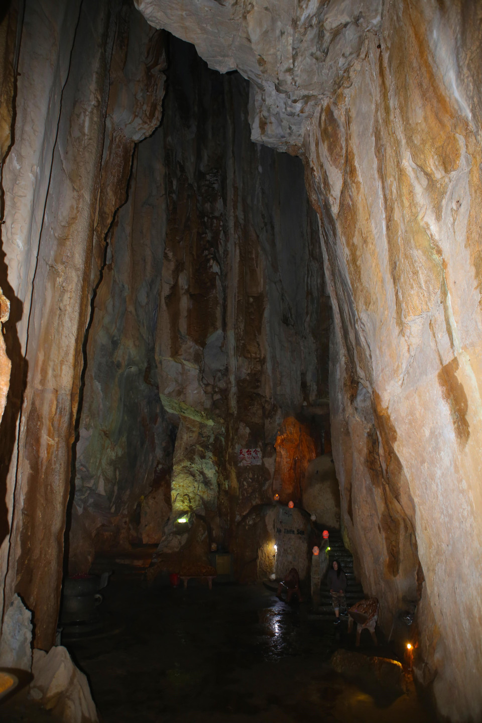 岘港市五行山名胜群山里的一个洞穴。越通社记者 陈黎林 摄