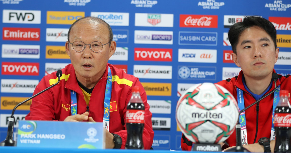 韩国籍主教练朴恒绪在新闻发布会上发表讲话。越通社记者 黄玲 摄