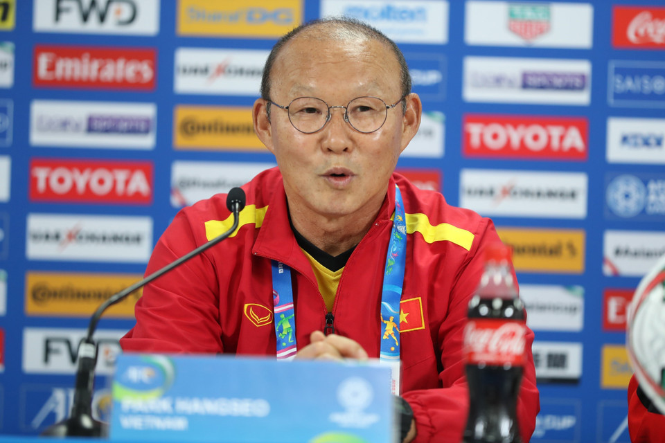 韩国籍主教练朴恒绪在新闻发布会上发表讲话。越通社记者 黄玲 摄