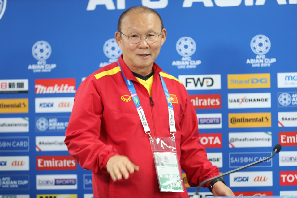 韩国籍主教练朴恒绪在新闻发布会上。越通社记者 黄玲 摄