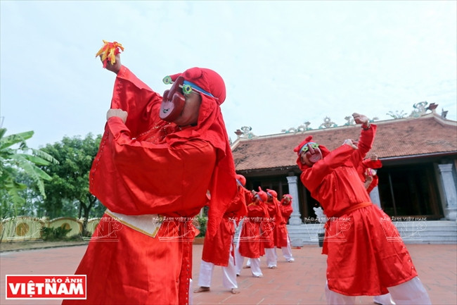 占城舞演员熟练地使用道具。越南画报记者 陈清江 摄 