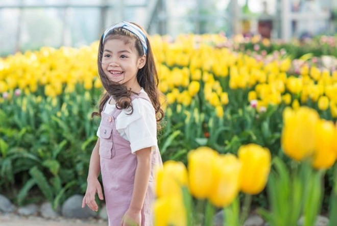 一名女童在郁金香公园里的笑得十分灿烂。图自www.vietnamplus.vn