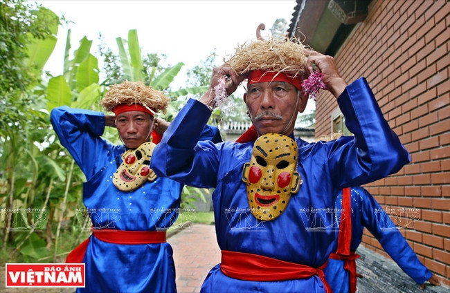 绿魂舞演员整理服饰。越南画报记者 陈功达 摄