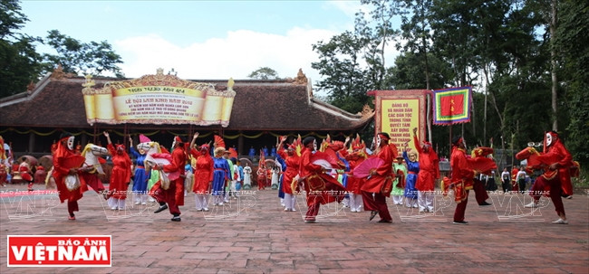 在蓝京庙会表演的春谱戏。越南画报记者 陈功达 摄