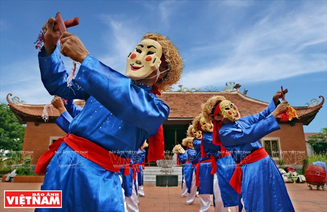 在春谱祠亭表演的绿魂舞。越南画报记者 陈功达 摄