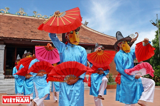 独一无二的扇子高丽舞。越南画报记者 陈清江 摄