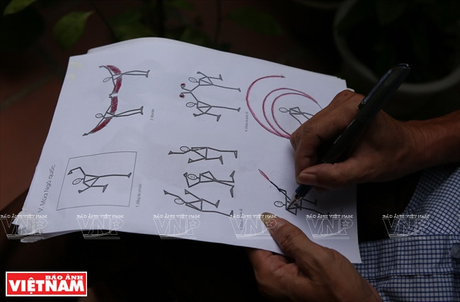 裴文雄艺人模仿春谱戏舞蹈动作。越南画报记者 陈功达 摄