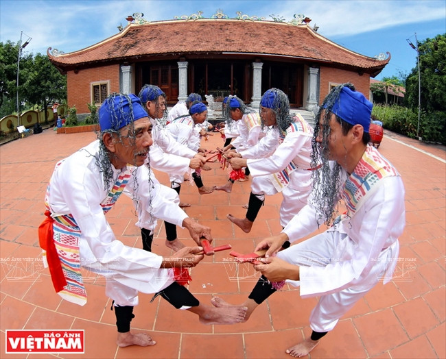 打金钱板的哀牢舞。越南画报记者 陈功达 摄