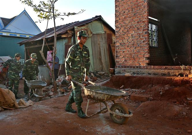  边防部队为边民建房。越通社记者杨江 摄