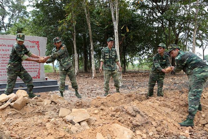 西原地区各省边防部队努力通过宣传教育、扶贫济困、照顾边民身体健康等活动，呼吁全民参与边境领土主权的维护工作。越通社记者杨江 摄