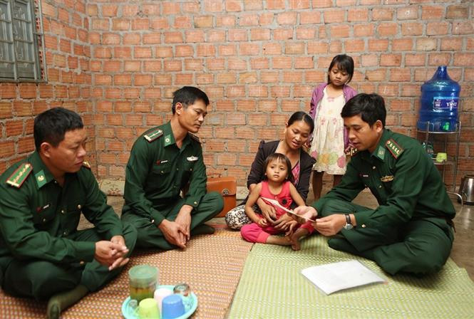  西原地区边防部队为边民群众看病就医。越通社记者杨江 摄
