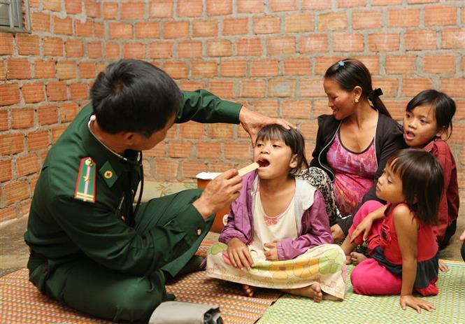  西原地区边防部队为边民群众看病就医。越通社记者杨江 摄