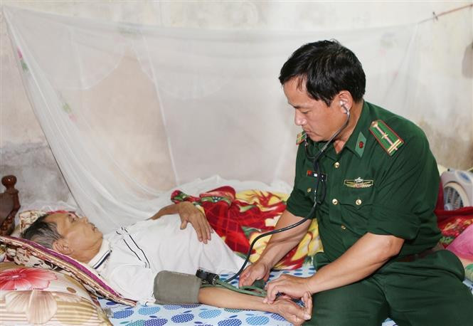  西原地区边防部队为边民群众看病就医。越通社记者杨江 摄