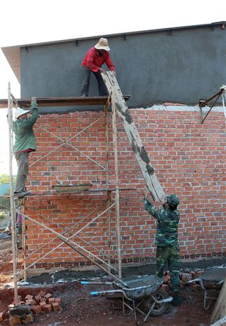  为边民建房。越通社记者杨江 摄