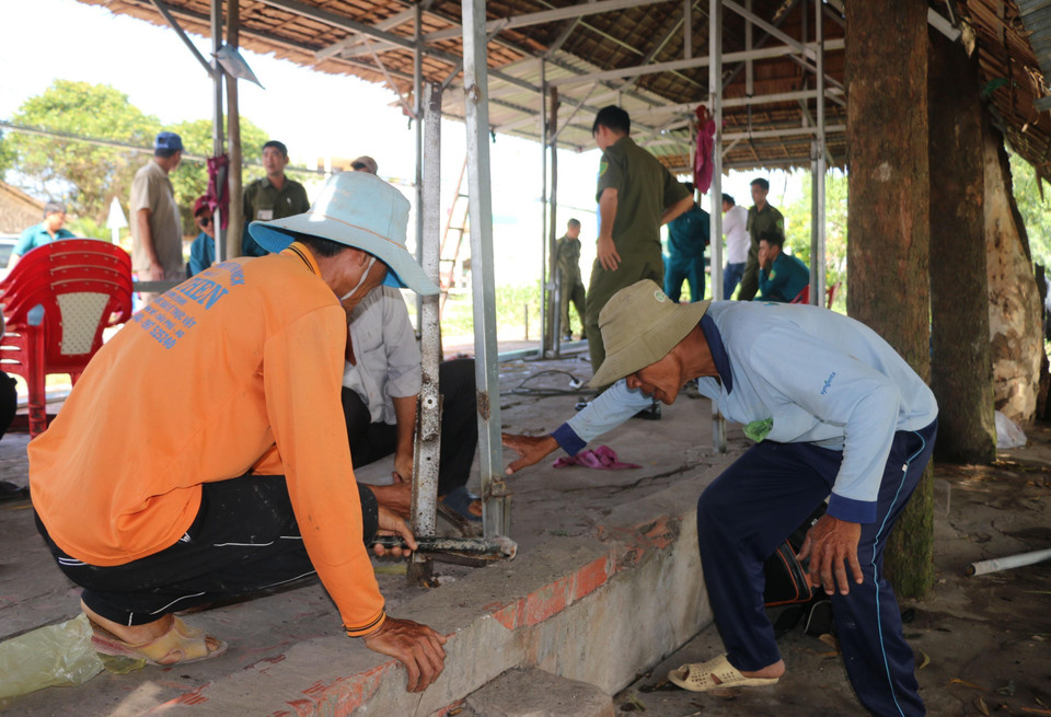 职能力量帮助灾害危险区的群众迁将财产搬到安全地方。越通社发