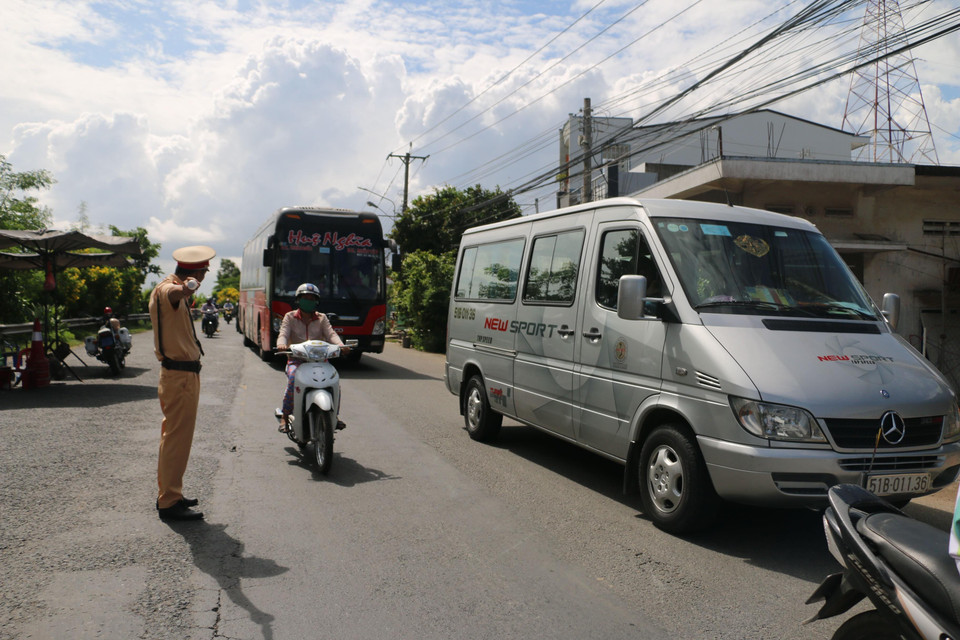 交警在塌方风险等级高的地方指挥来往的车辆。越通社发