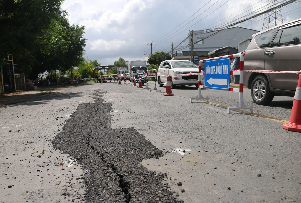 91号国道上面出现裂缝。越通社发