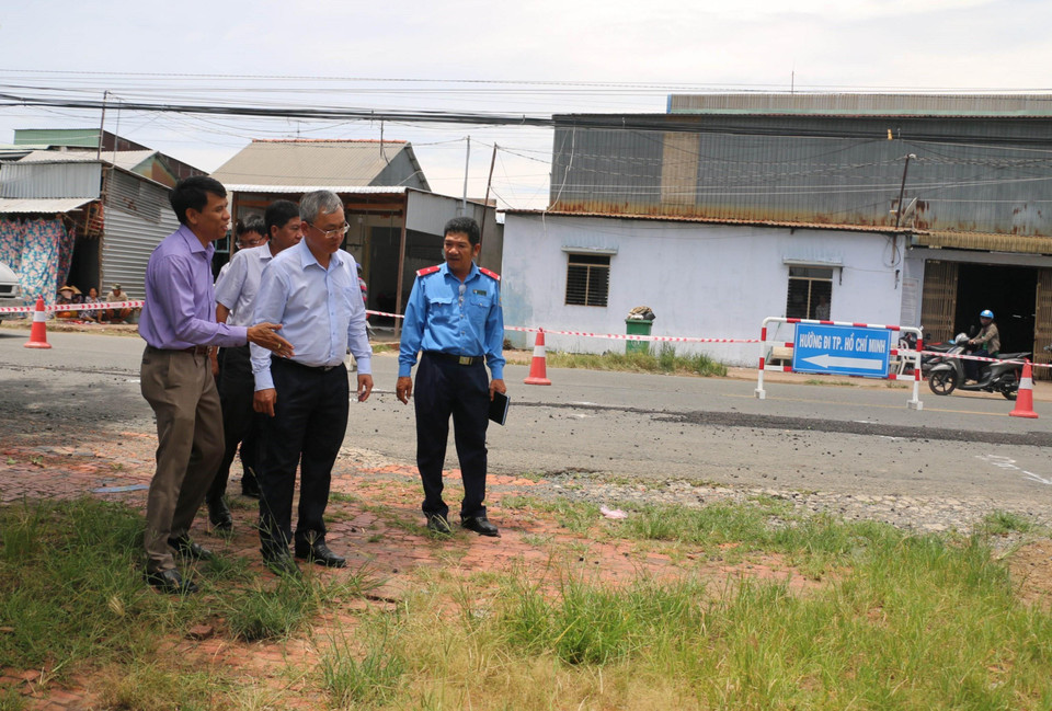 越南陆路代表团对出现裂缝的路段进行实地考察。越通社发