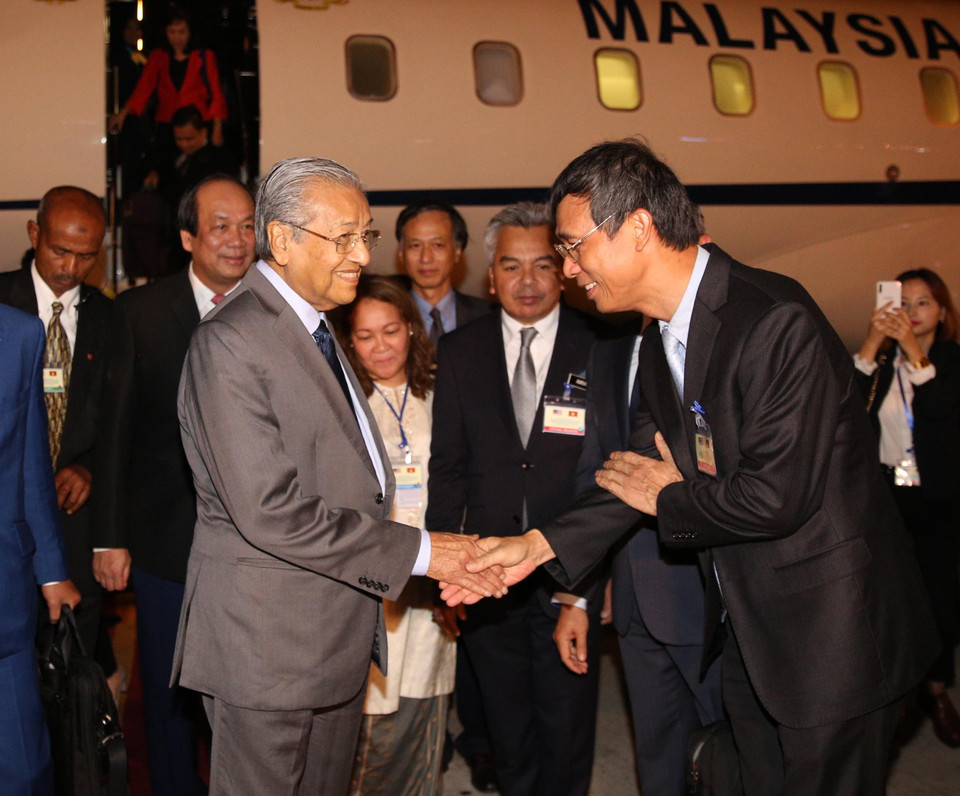 马来西亚总理马哈蒂尔·穆罕默德欢迎仪式在内排国际机场举行。图自越通社