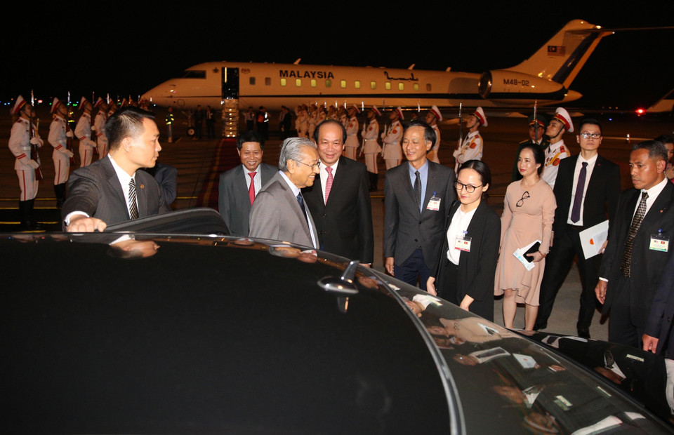 马来西亚总理马哈蒂尔·穆罕默德欢迎仪式在内排国际机场举行。图自越通社