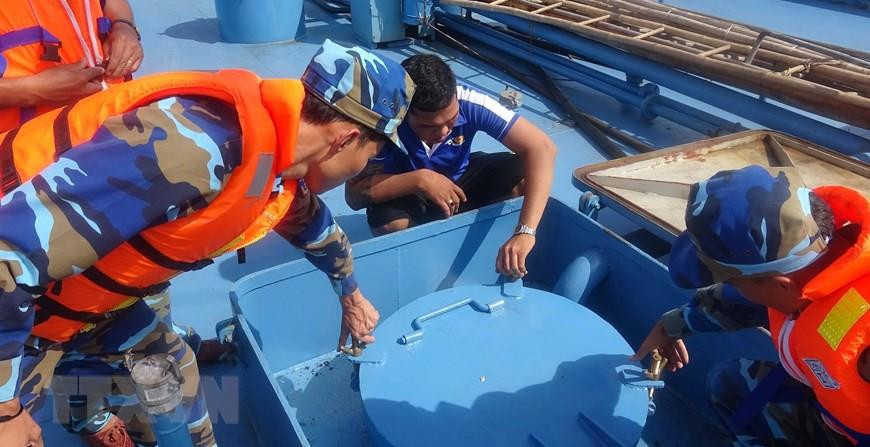 2018年3月2日和3日，越南海警在西南海域连续抓获走私近60万升DO油的三艘船。越通社记者 黄世英 摄