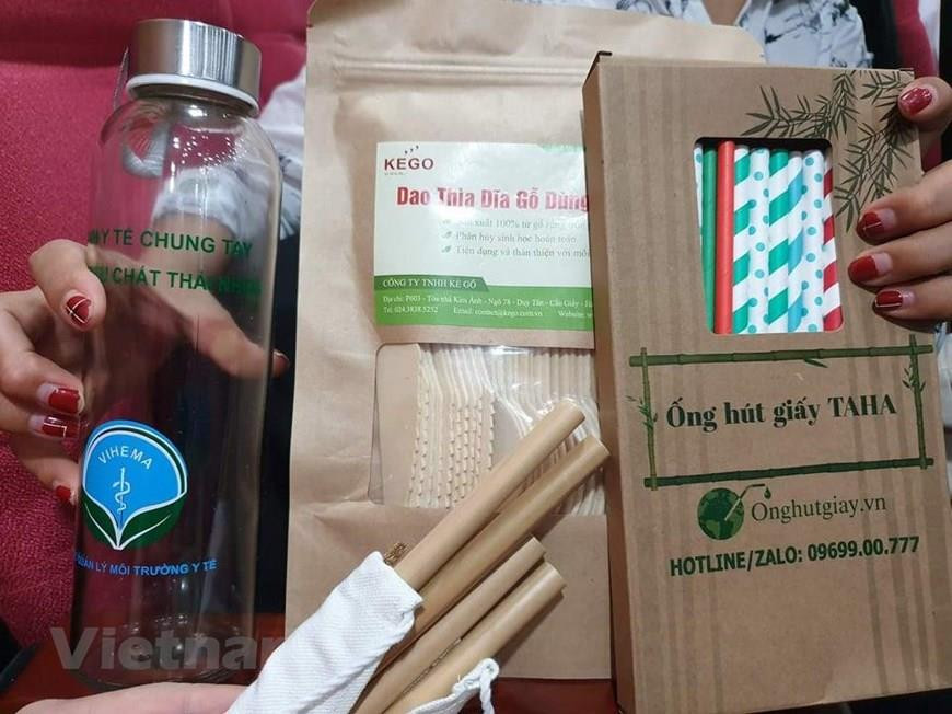 可多次使用的木制刀子、吸管、纸制吸管、玻璃水瓶。图自越通社