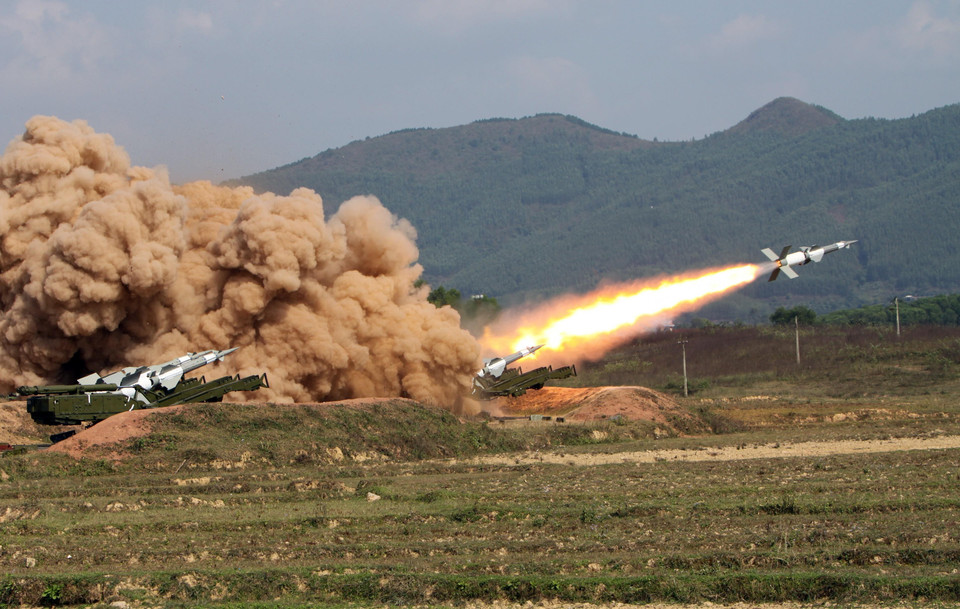 越南人民军队力量不断成长壮大，有效维护国家主权、领土完整以及保护革命成果和国家建设事业的成果。图为越南防空空军军种第261团的导弹在实弹演习中开火。越通社发