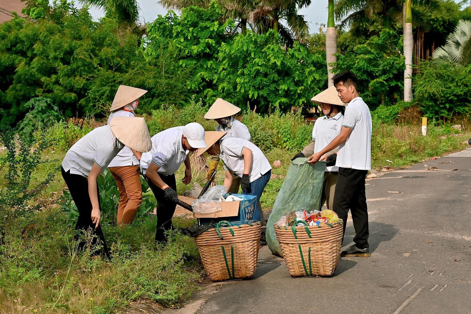 各度假村的志愿者在各条道路上开展塑料垃圾收集活动。图自越通社